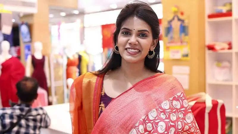 பட்டுப் புடவையில் பை ஒன் கெட் ஒன் ஃஃபாரா?.. விஜய் டிவி நடிகை செய்த பர்ச்சஸ் வீடியோ!...
