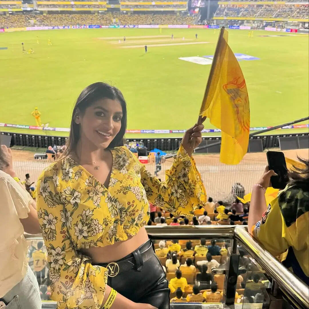 ஸ்டேஜ்ல இருக்க மொத்த கண்ணும் உன்மேலத்தான் செல்லம்!.. சேப்பாக்கத்தை கவர்ச்சி மைதமானா மாத்திட்டாரே!..