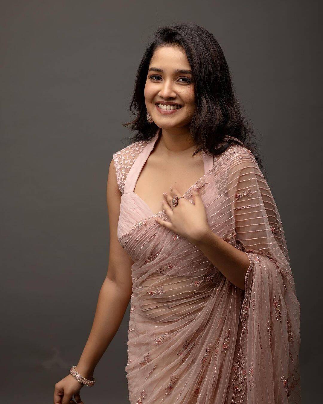 இப்படி தளதளன்னு வளர்ந்துட்டியே செல்லம்!.. விஸ்வாசம் பட சிறுமியா இது?!.. வைரல் பிக்ஸ்!..