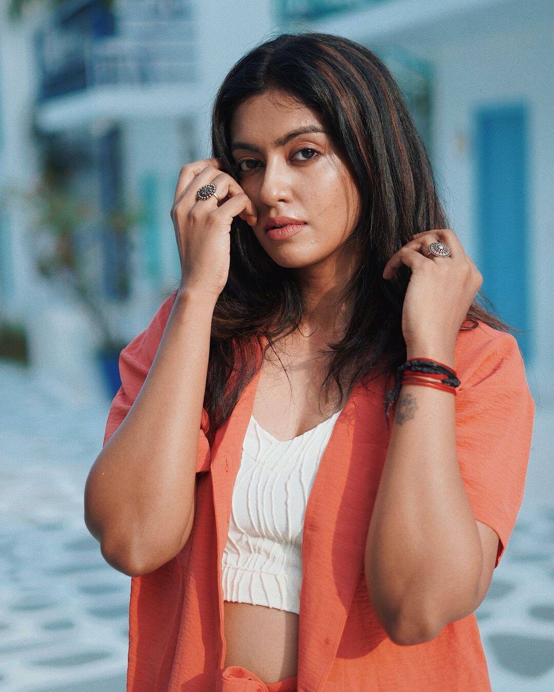 எல்லா பட்டனையும் கழட்டி நிக்குறாரே!... நம்ம பாரதி கண்ணம்மாவா இது!.. போட்டோஸ் அள்ளுது!..
