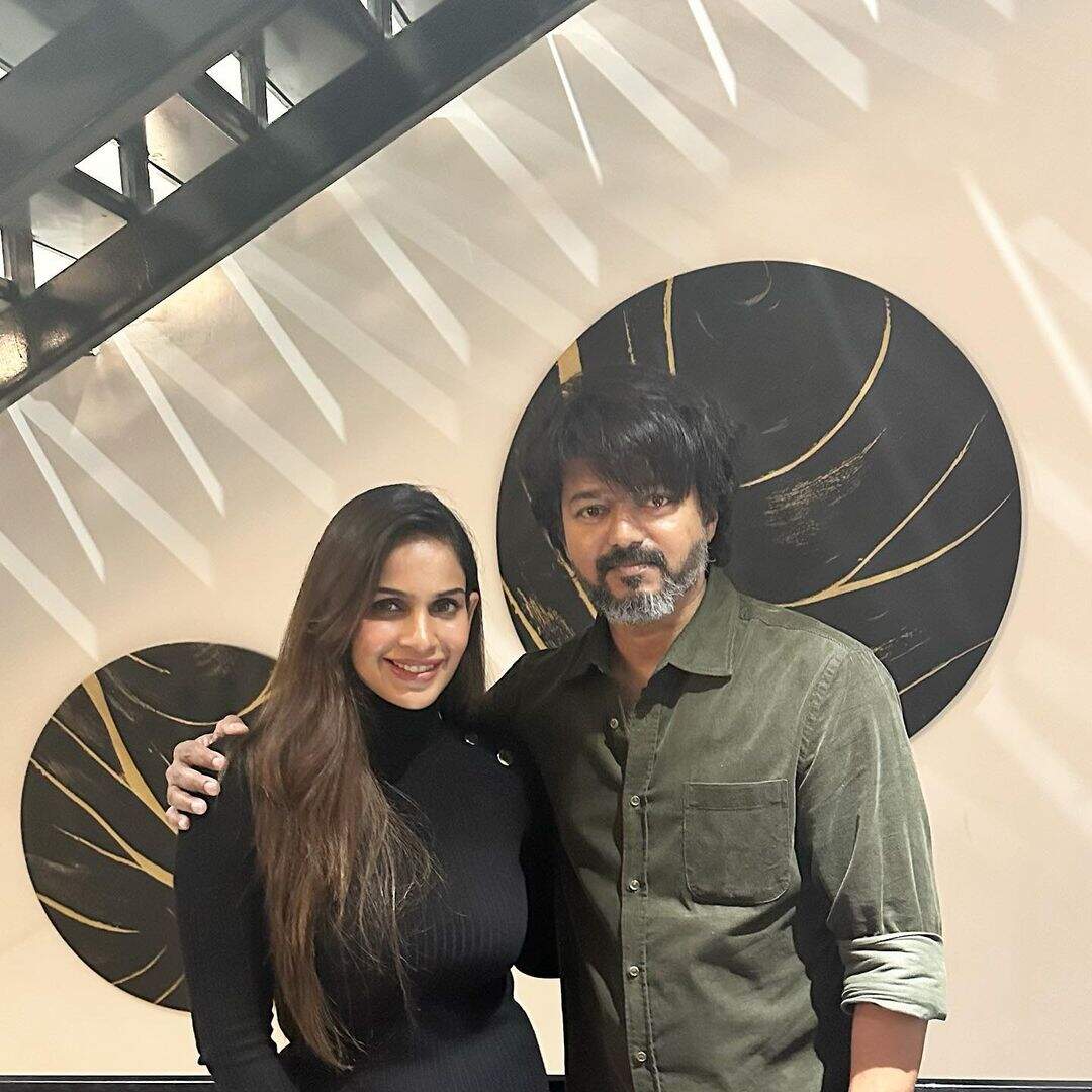 யப்பா!.. யாரு சாமி இவ!.. தலைகீழாக நின்று தலையை சுற்ற வைக்கும் விஜய் பட நடிகை!.. வைரலாகும் பிக்!..