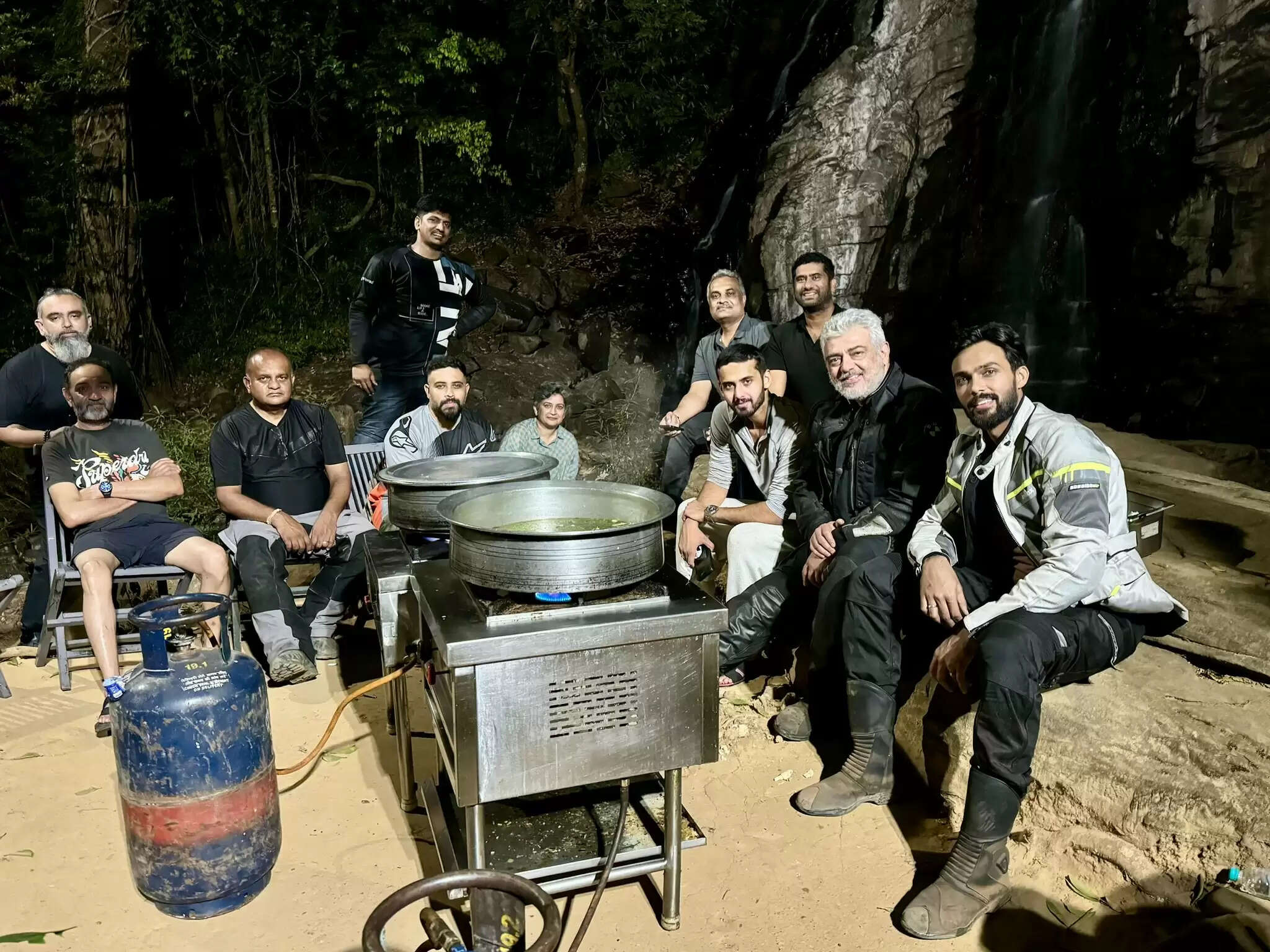 காட்டுக்குள் அஜித் என்னலாம் பண்றாரு பாருங்க!.. விடாமல் துரத்தும் விடாமுயற்சி நடிகர்!.. செம பிக்ஸ்!