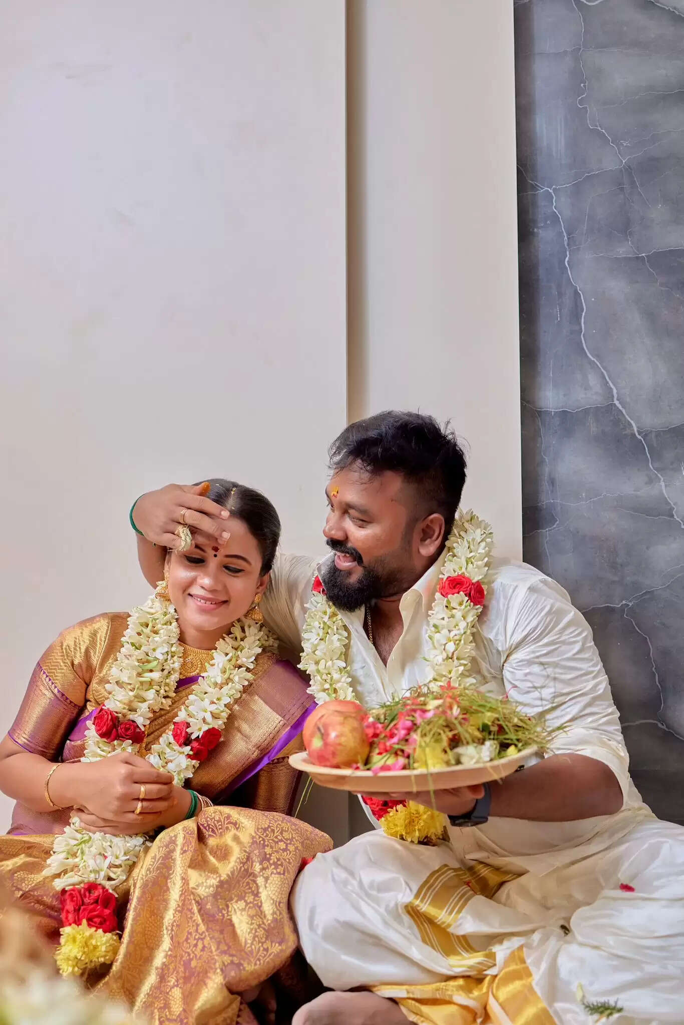 வீட்டுல விசேஷமுங்கோ!.. கணவருடன் சேர்ந்து மகிழ்ச்சியான செய்தி சொன்ன விஜே மணிமேகலை..!