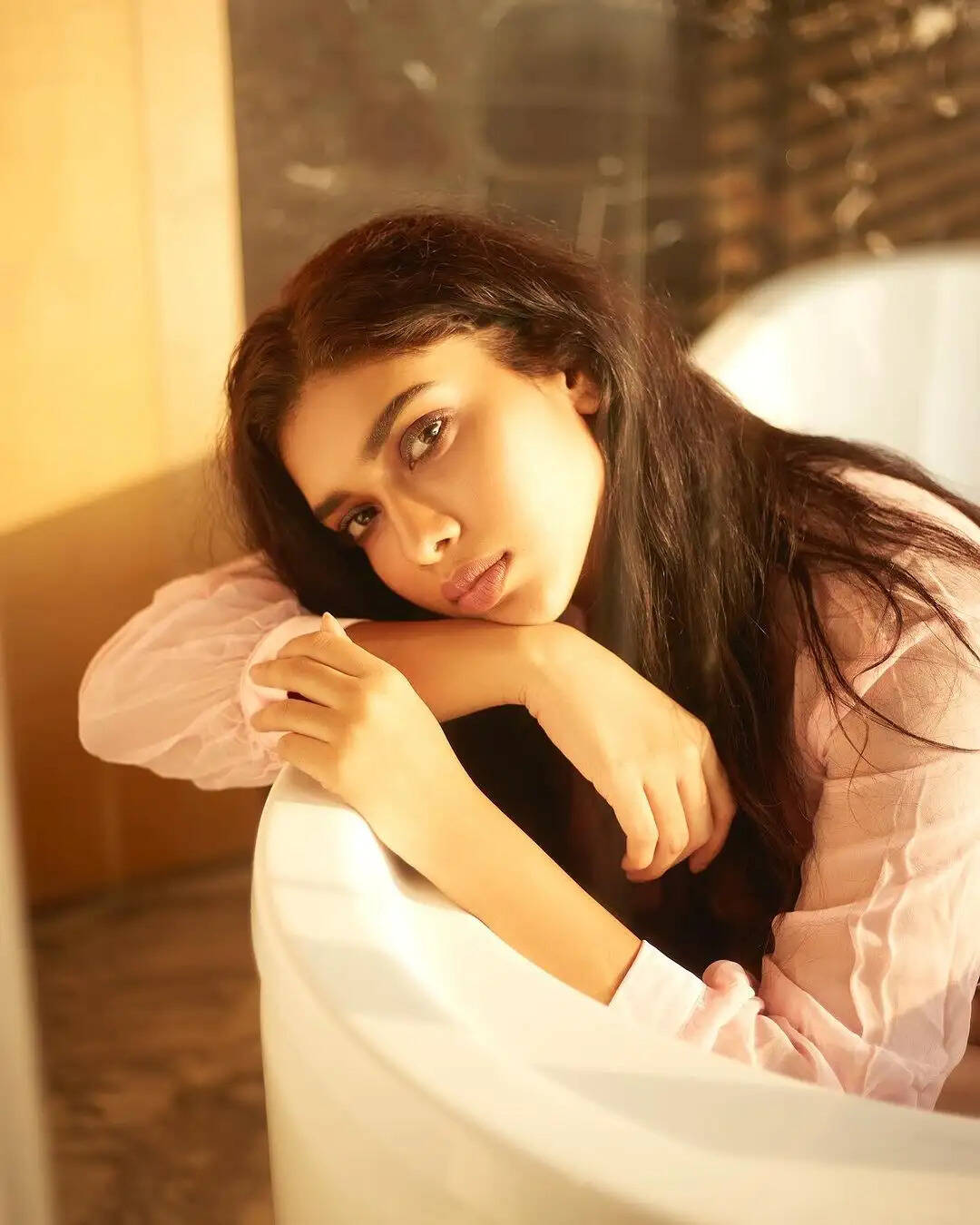 பார்வையாலே வேட்டையாடும் வேட்டையன் ஹீரோயின்!.. பாத் டப்பில் அப்படியொரு போஸ்.. சும்மா சூடாகுதே!..
