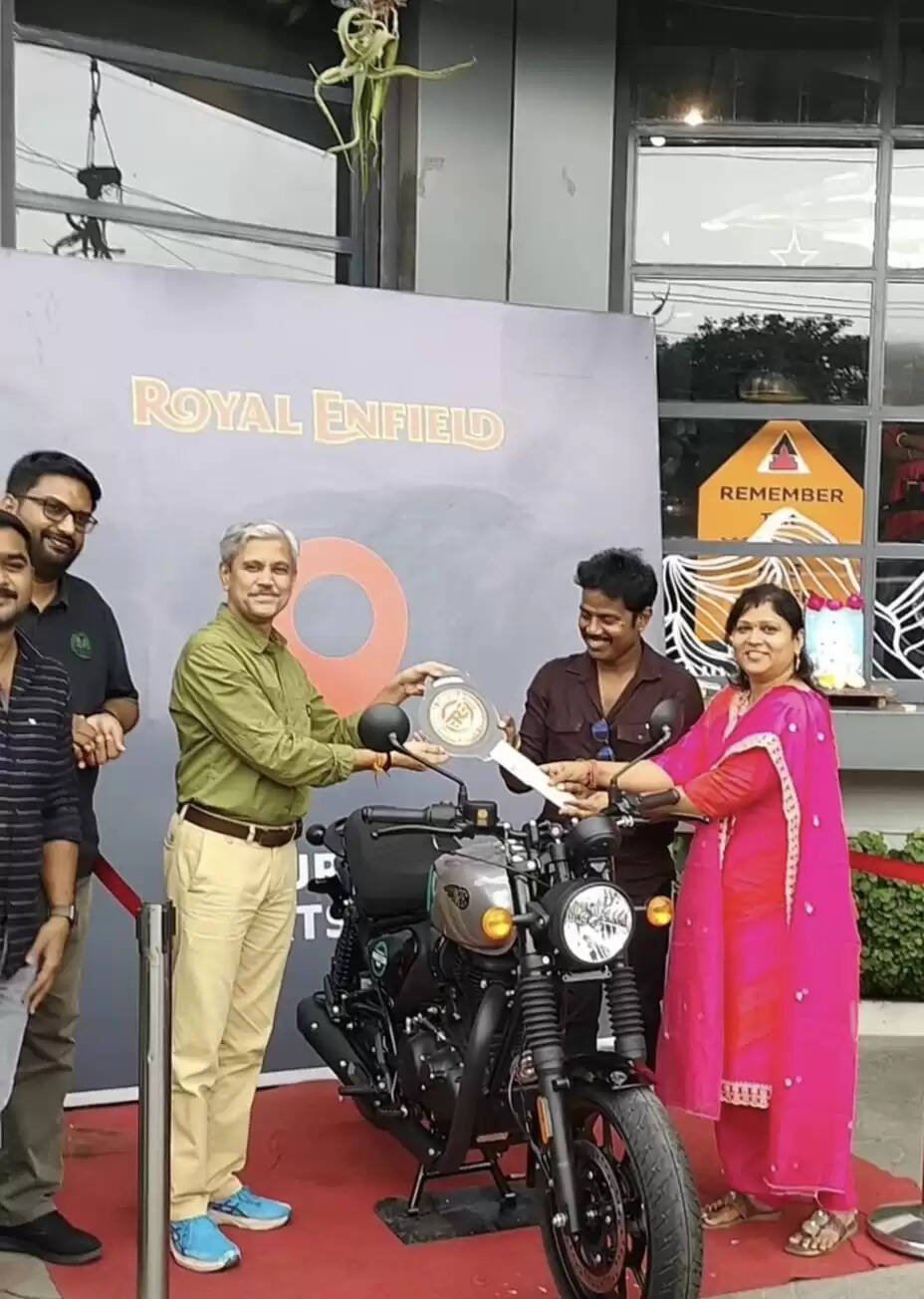 விஜய் டிவி புகழ் அமுதவாணனுக்கு மனைவி கொடுத்த சர்பரைஸ் கிஃப்ட்! என்ன ஒரு ஆனந்தம்? வைரலாகும் புகைப்படம்