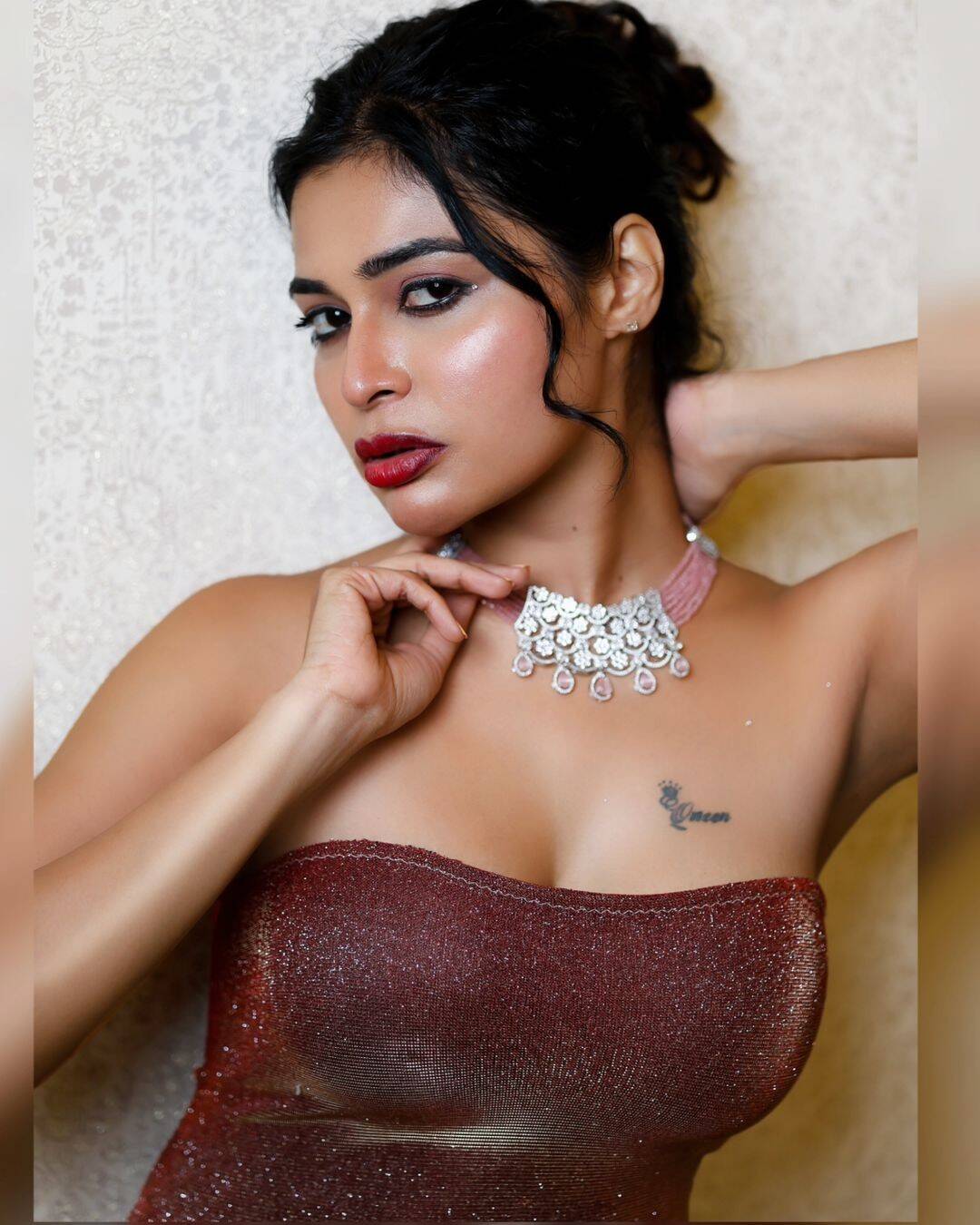 வயசு பசங்க நிலைமை ரொம்ப பாவம்!.. மொத்த அழகையும் பனியனில் காட்டும் தர்ஷா குப்தா..