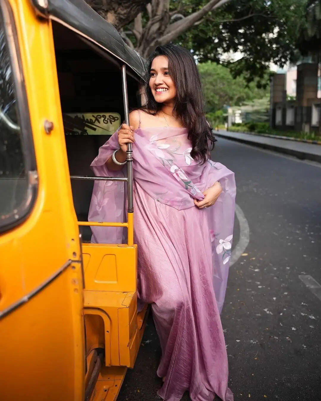 சிக்குன்னு இருக்கு பாப்பா!.. உன்ன பாத்தாலே மஜாதான்!.. நடுரோட்டில் அழகை காட்டும் அனிகா!..