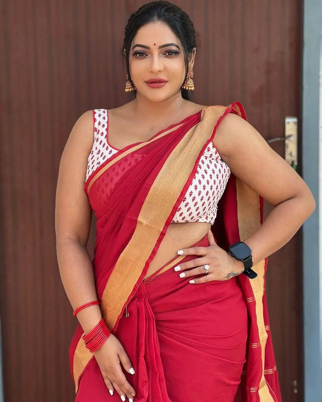 இப்படியெல்லாம் காட்டினா ஏங்கி போயிடுவோம்!.. தாராள கவர்ச்சியில் தவிக்கவிட்ட ரேஷ்மா!..