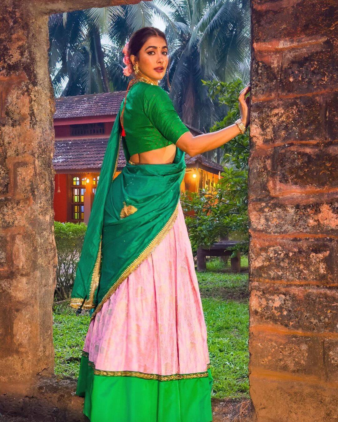 ஆஃப் சேரின்னாலும் அத மூட மாட்டேன்!.. பாவாடை தாவணியில் கிளுகிளுப்பு காட்டும் பூஜா ஹெக்டே