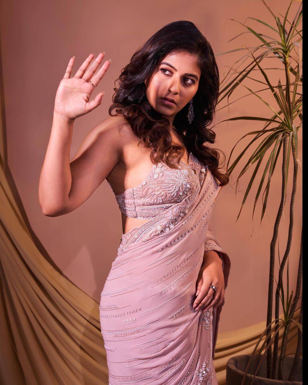பாலகிருஷ்ணாவை வச்சு பப்ளிசிட்டி பண்ணியும் படம் ஓடலையே!.. மறுபடியும் பழைய தொழிலை கையிலெடுத்த அஞ்சலி!