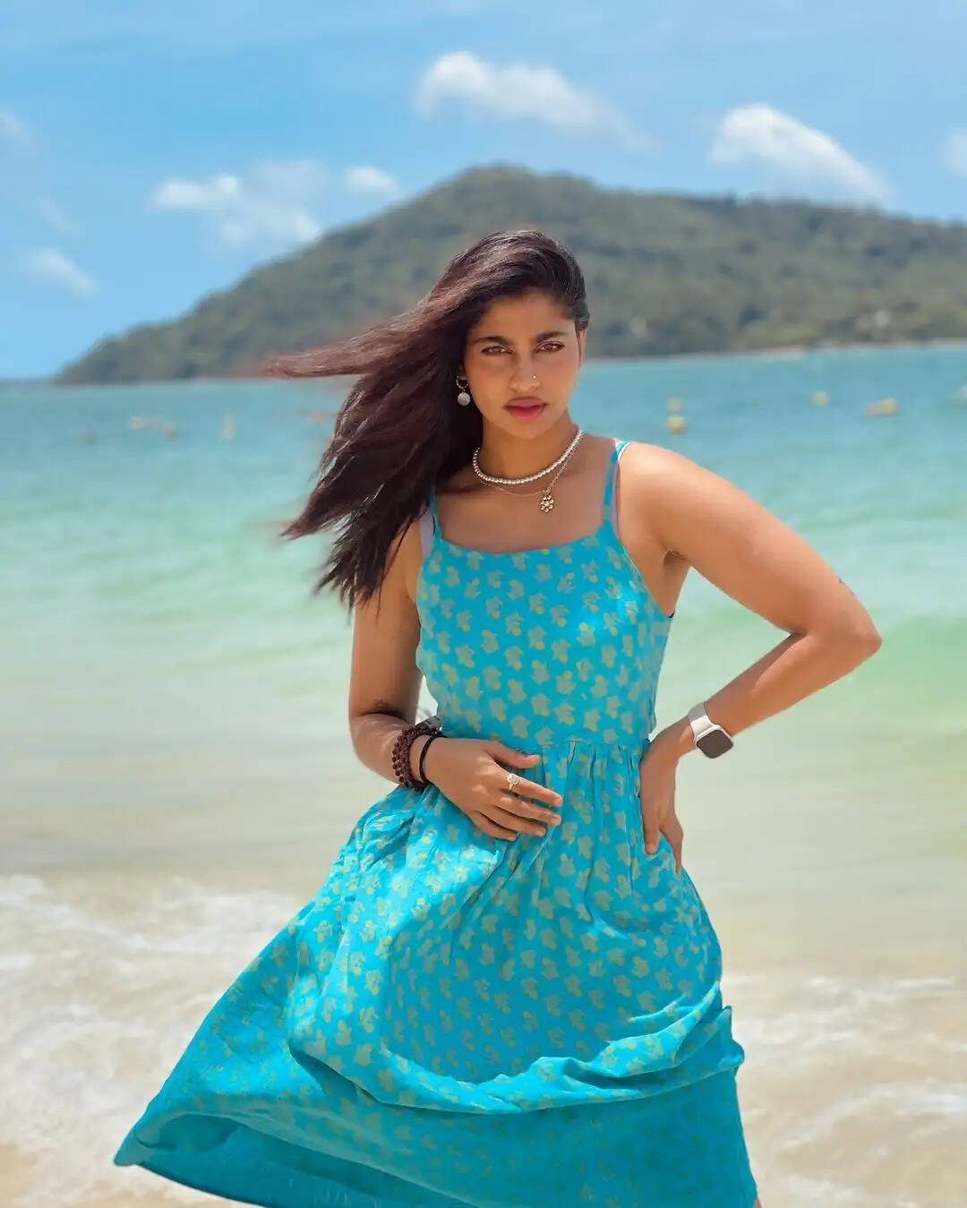 உன்ன பாத்தாலே ஜிவ்வுன்னு ஏறுது!.. பீச்சில் சைனிங் உடம்பை காட்டி இழுக்கும் ஷிவானி!...
