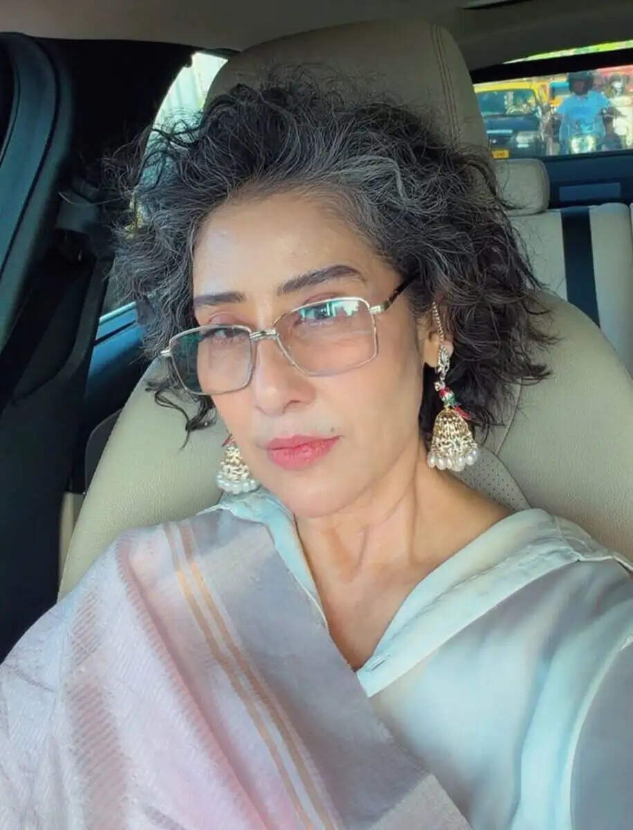 manisha koirala: டெலிபோன் மணிபோல் சிரிப்பவள் இவளா .. ஆள் அடையாளமே தெரியாமல் மாறிய மனிஷா கொய்ராலா