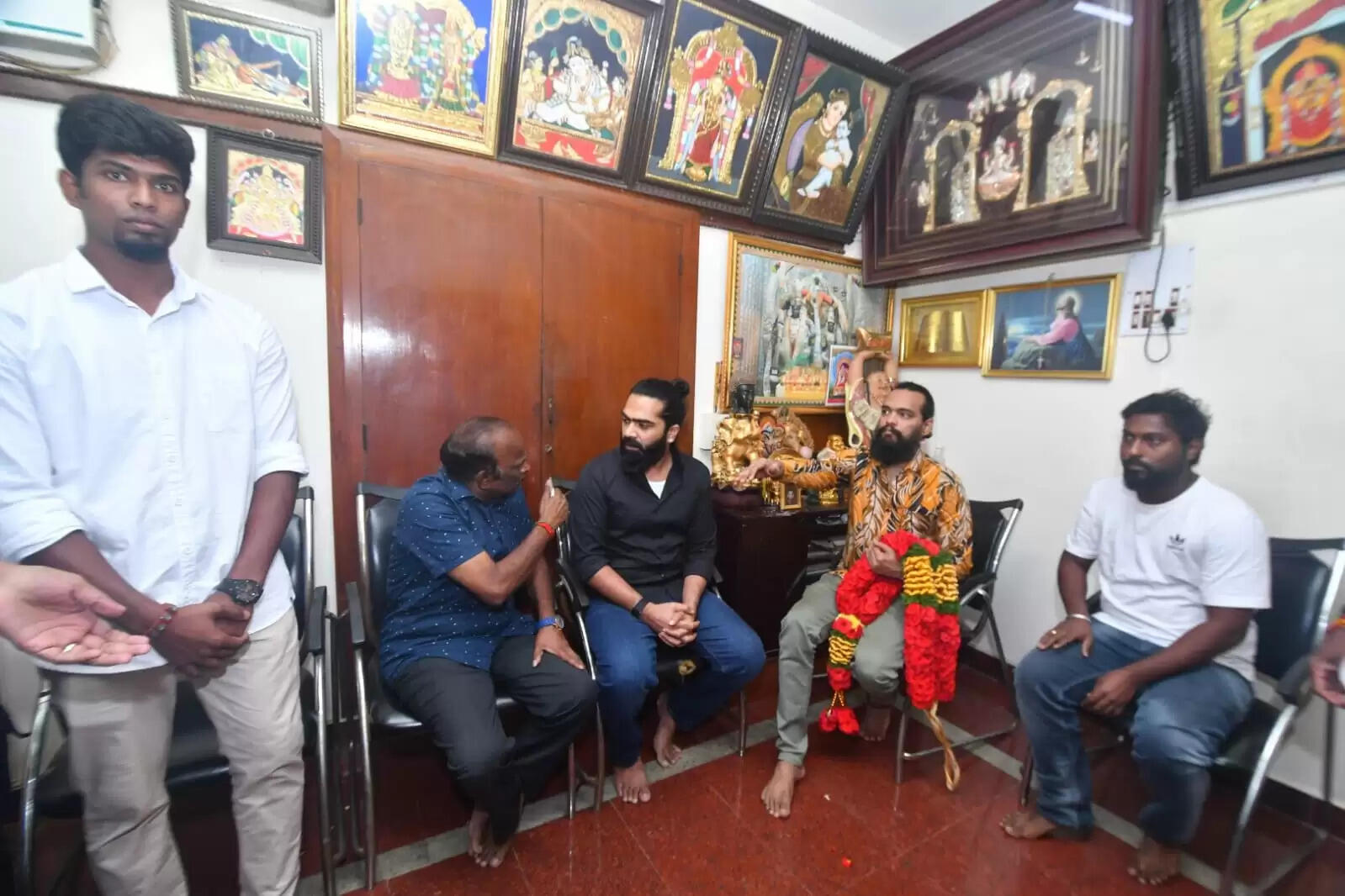 விஷாலையே ஓவர்டேக் செய்த சிம்பு!.. இன்னும் அஜித் மட்டும் தான் பாக்கி.. விஜயகாந்த் வீட்டில் எஸ்டிஆர்!