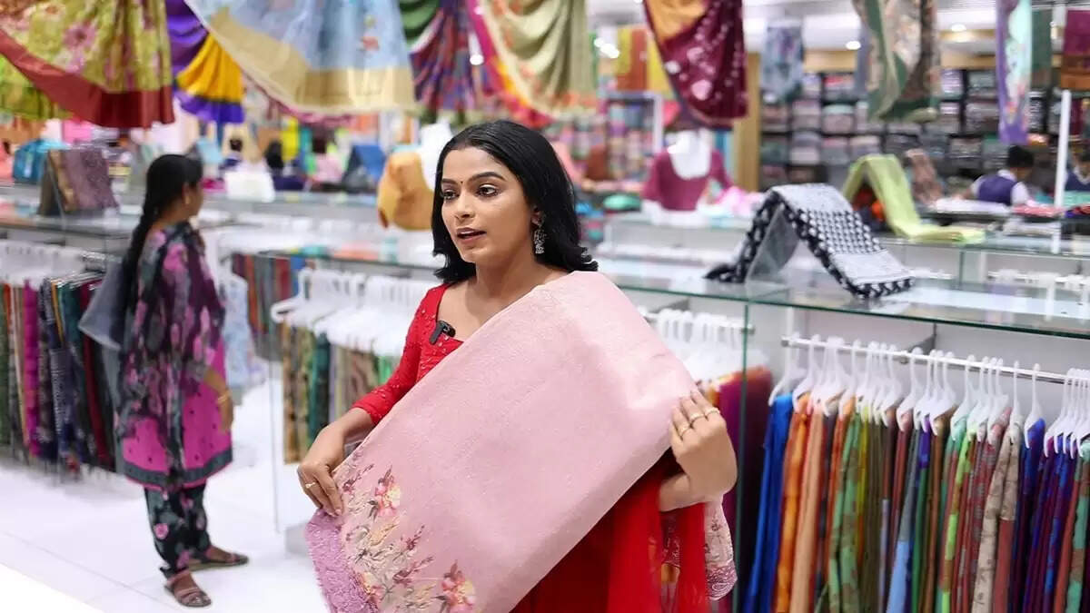 எல்லா கலெக்&zwnj;ஷனும் ஒரே இடத்தில்!. மொத்தமா அள்ளிக்கிட்டு போயிடுவோம்!. சீரியல் நடிகை செய்த ஷாப்பிங்..