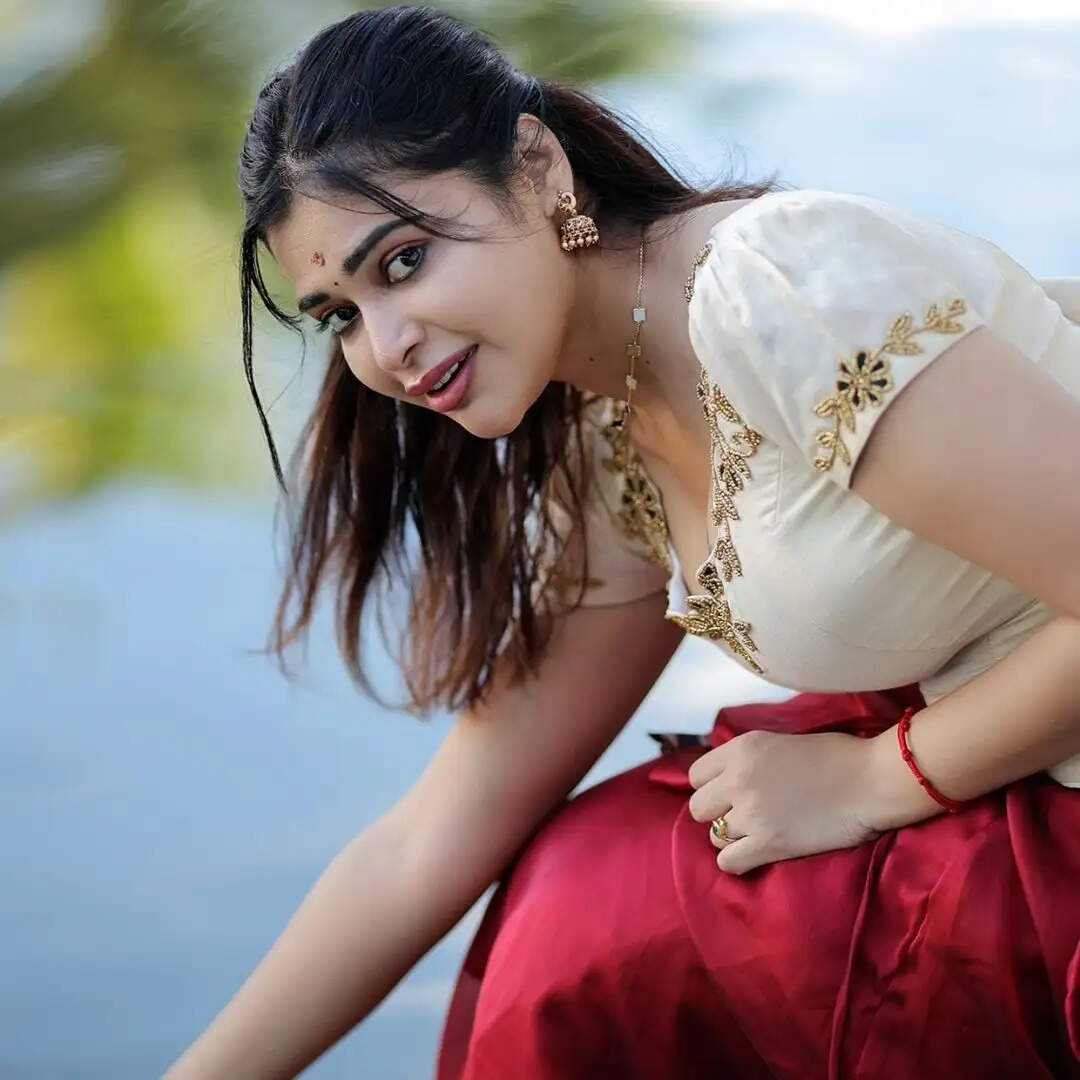 வா செல்லம் உனக்குதான் வெயிட்டிங்!.. கொழுக் மொழுக் அழகை காட்டி இழுக்கும் தர்ஷா குப்தா!..
