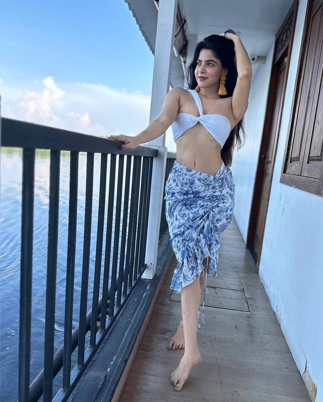 அத மறைக்க பிட்டு துணி போதுமா?!.. கடல் கன்னி போல கிளுகிளுப்பு காட்டும் பேச்சுலர் பட நடிகை...