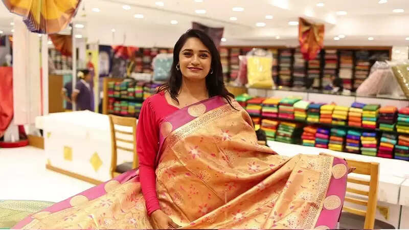நயன்தாரா புடவையெல்லாம் இவ்வளவு கம்மி விலையா?!.. சீரியல் நடிகை செய்த செம ஷாப்பிங் வீடியோ..