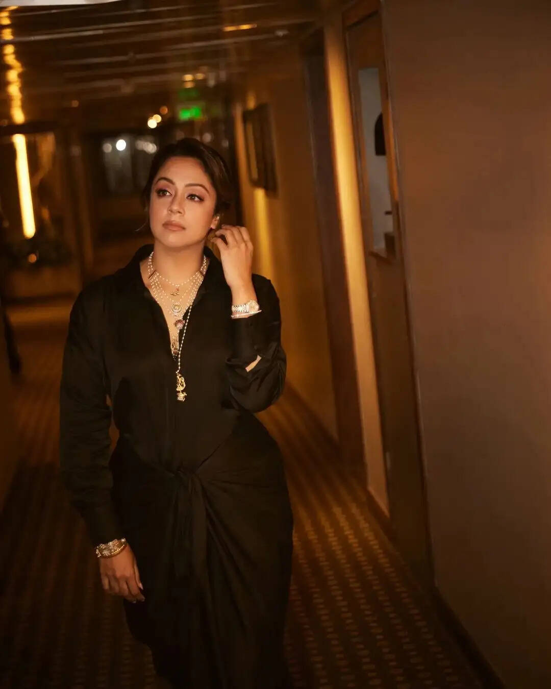 வயசாயிடுச்சின்னு யாரு சொன்னா?!. வேற லெவல் லுக்கில் அசரவைத்த ஜோதிகா!.. வைரல் புகைப்படங்கள்!..