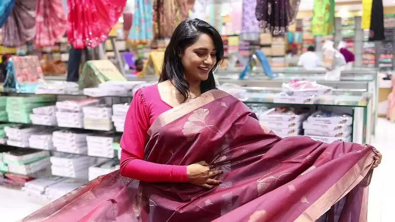 நயன்தாரா புடவையெல்லாம் இவ்வளவு கம்மி விலையா?!.. சீரியல் நடிகை செய்த செம ஷாப்பிங் வீடியோ..
