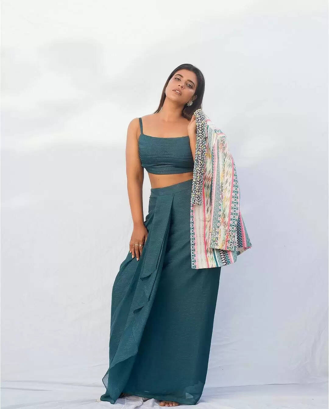 நாட்டுச்சரக்கு நச்சின்னுதான் இருக்கு!.. ஐஸ்வர்யா ராஜேஷை ஏடாகூடமா ரசிக்கும் புள்ளிங்கோ!..