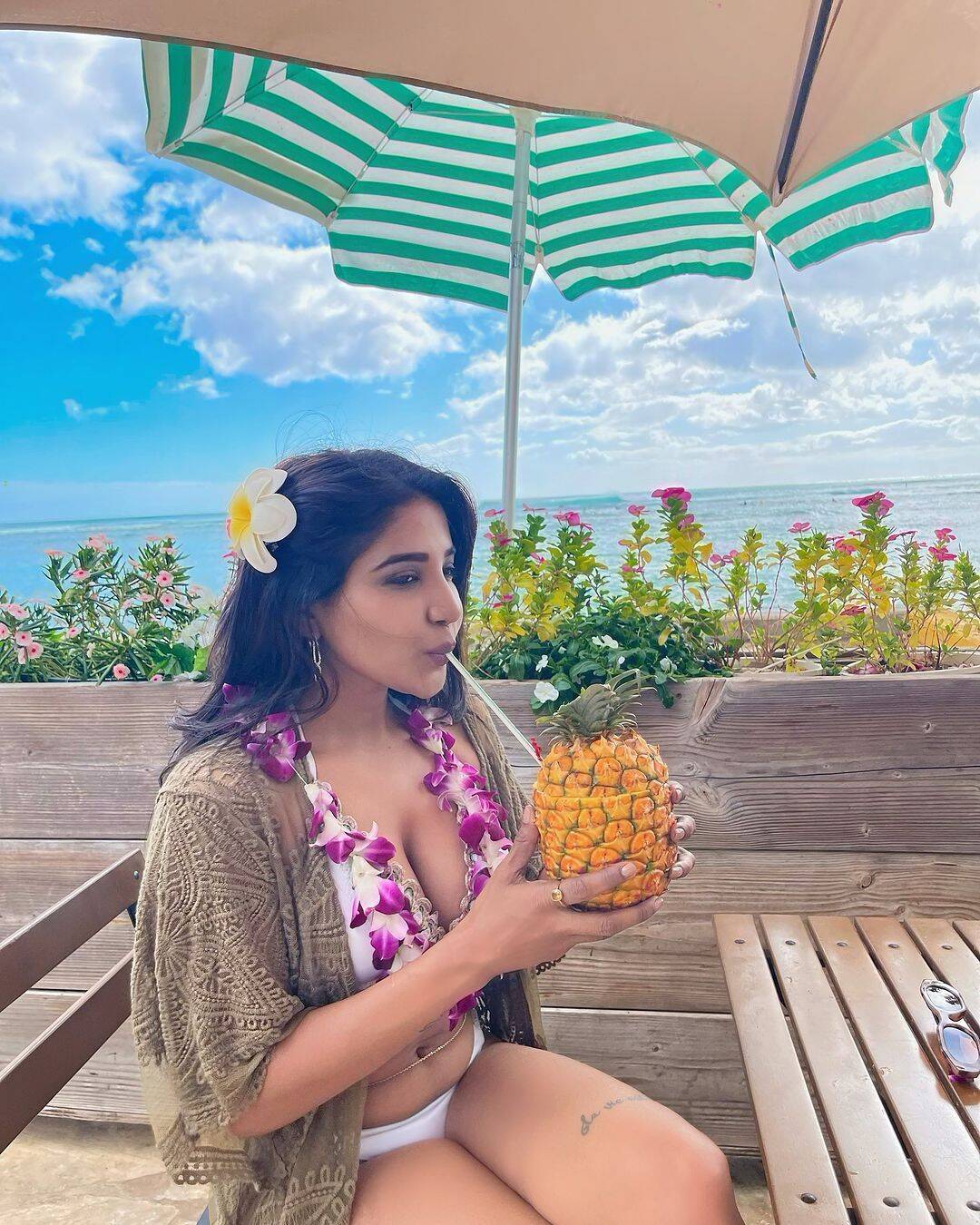 ப்பா... டூ பீஸ் ட்ரெஸ்ஸில அந்த கடற்கரையே சூடாகுது... இளசுகளுக்கு பர்த்டே ட்ரீட் வைத்த சாக்ஷி அகர்வால்...!