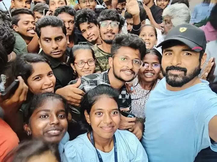 நாங்களும் ஃபேன்ஸோட செல்ஃபி எடுப்போம்!.. அடுத்த தளபதியின் அட்டகாசங்கள் ஆரம்பம்!..