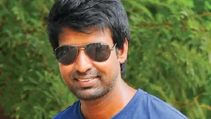 அப்பாவுக்கு சொல்ல வேண்டிய கதையை காமெடி நடிகரிடம் சொல்லலாமா? விஜய் மகன் செய்த காரியம்