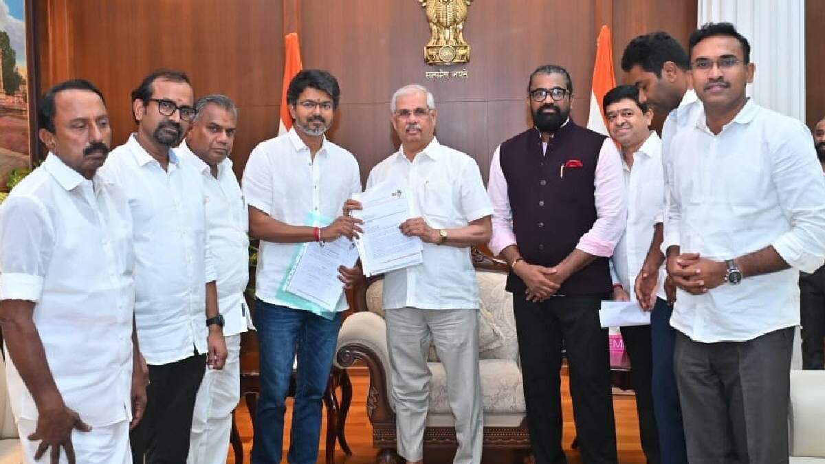 யோவ் மிலிட்ரி நீ எங்கயா இங்கே!.. கவர்னரை விஜய் சந்திக்கும் போது கூட யாரு இருக்கான்னு பார்த்தீங்களா?
