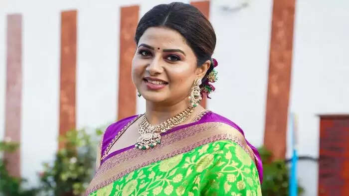 கவர்ச்சி காட்டி நடிச்சி அந்த படத்தோட வாய்ப்பு போச்சி!.. புலம்பும் பிரபல நடிகை....