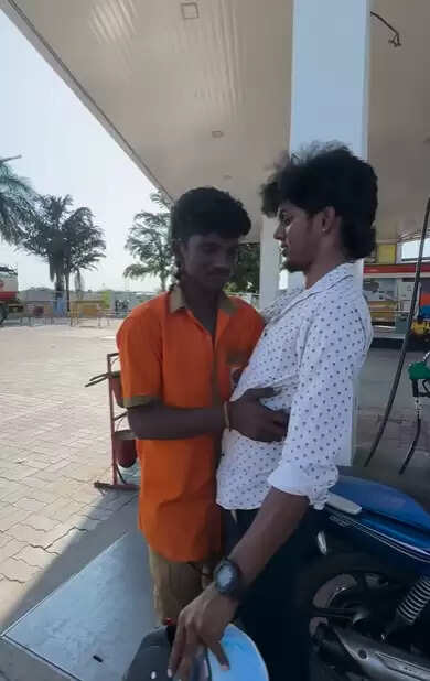 KPY பாலா நீங்க எங்கேயோ போயிட்டீங்க!.. பெட்ரோல் பங்கில் வேலை பார்க்கும் பையனுக்கு இப்படியொரு பரிசா?..