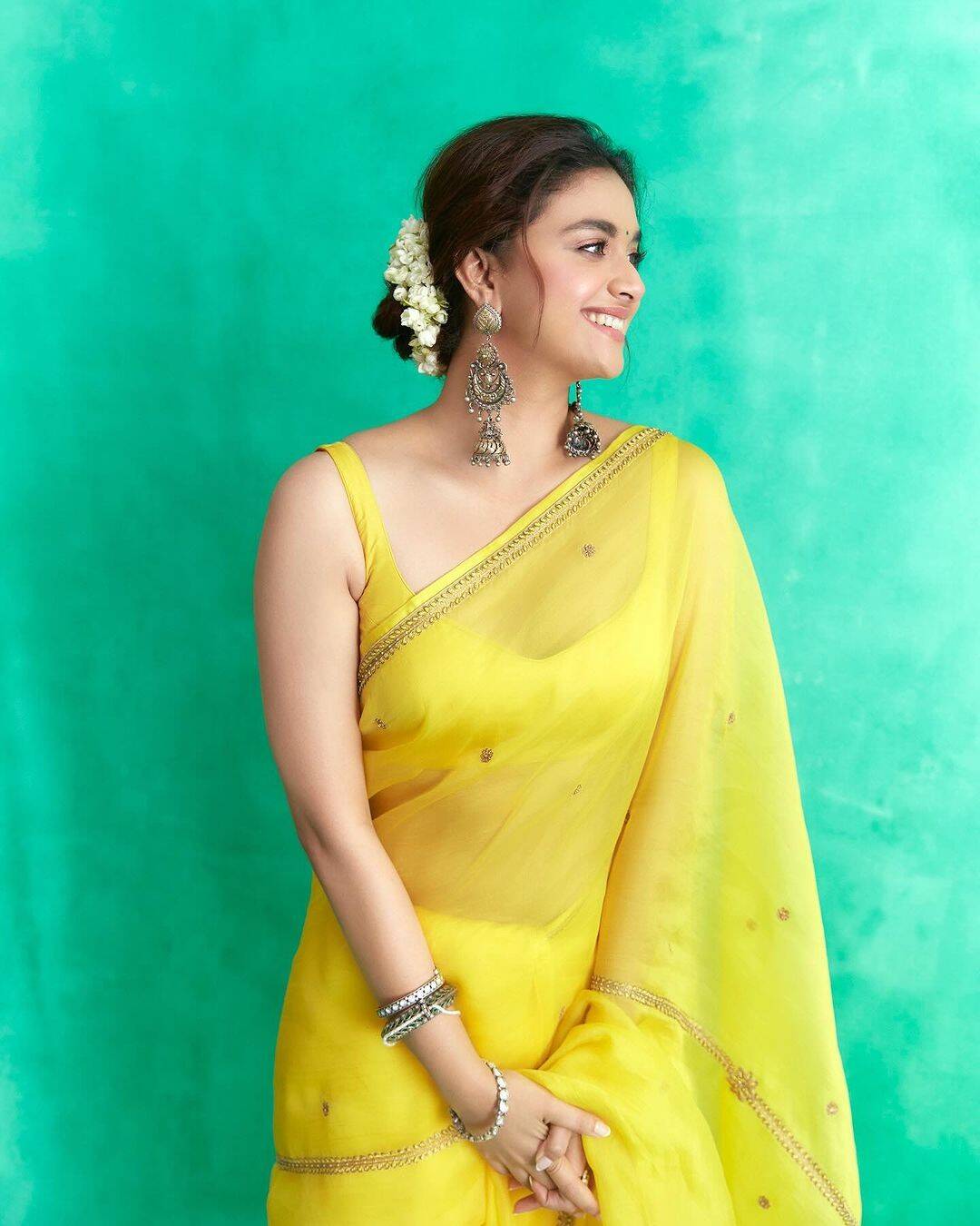 உன் சைனிங் அழகை பார்த்தாலே மஜாதான்!. கை இல்லாத ஜாக்கெட்டில் ஜில்லாக்கும் கீர்த்தி சுரேஷ்...