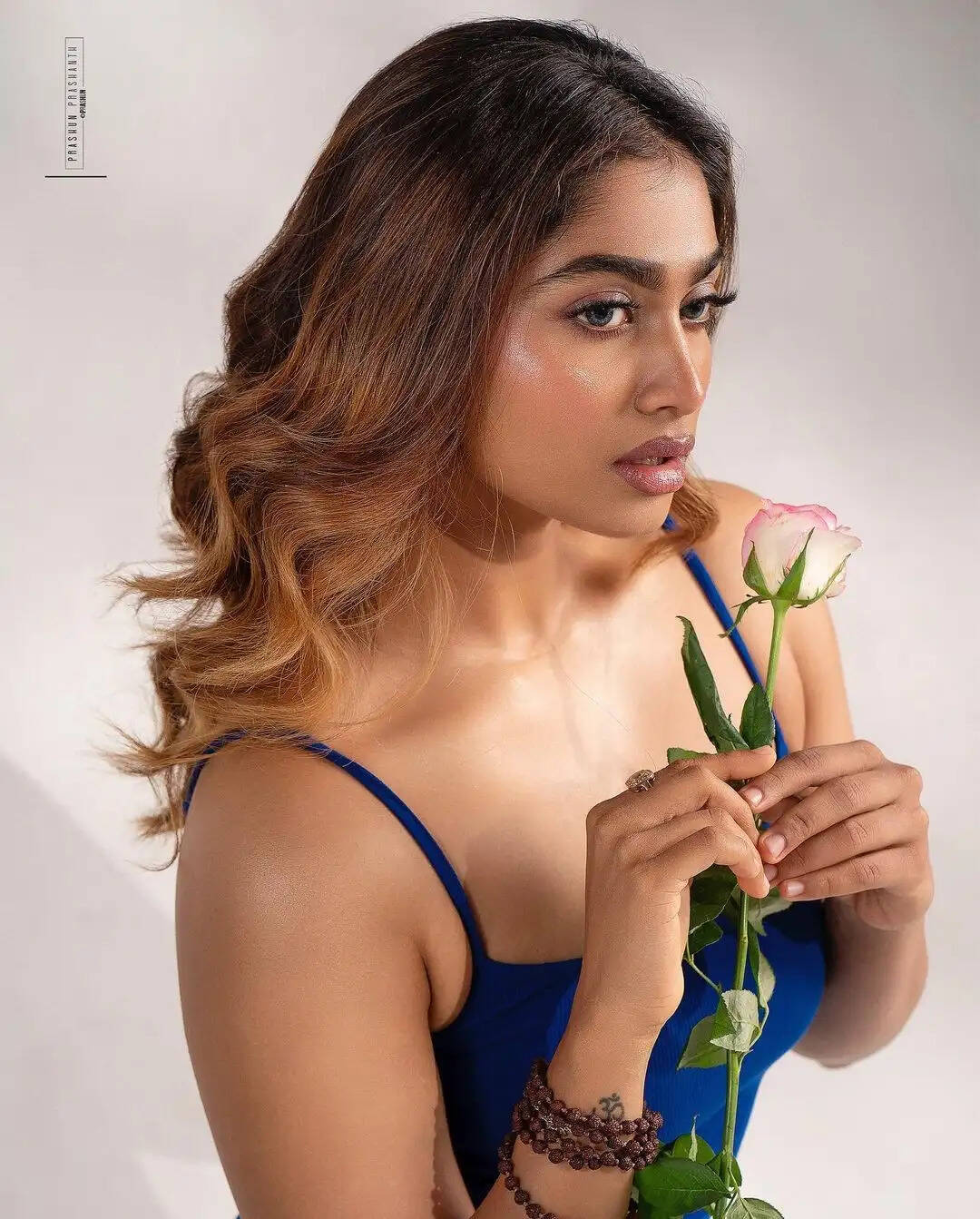 இப்படி மொத்தமா கவுத்துப்புட்டியே செல்லம்!.. டைட் உடையில் அழகை காட்டும் ஷிவானி!...