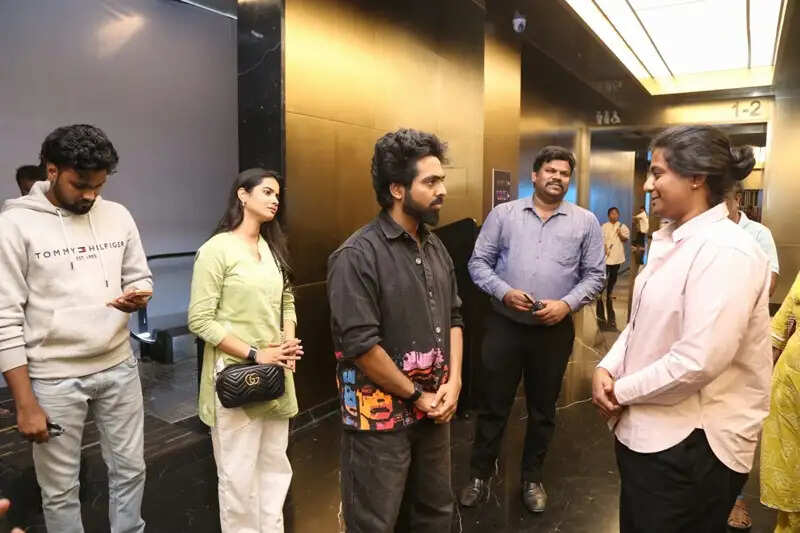 கண்ணீர் விட்ட ரசிகை…தேற்றி அனுப்பிய ஜி.வி.பிரகாஷ்