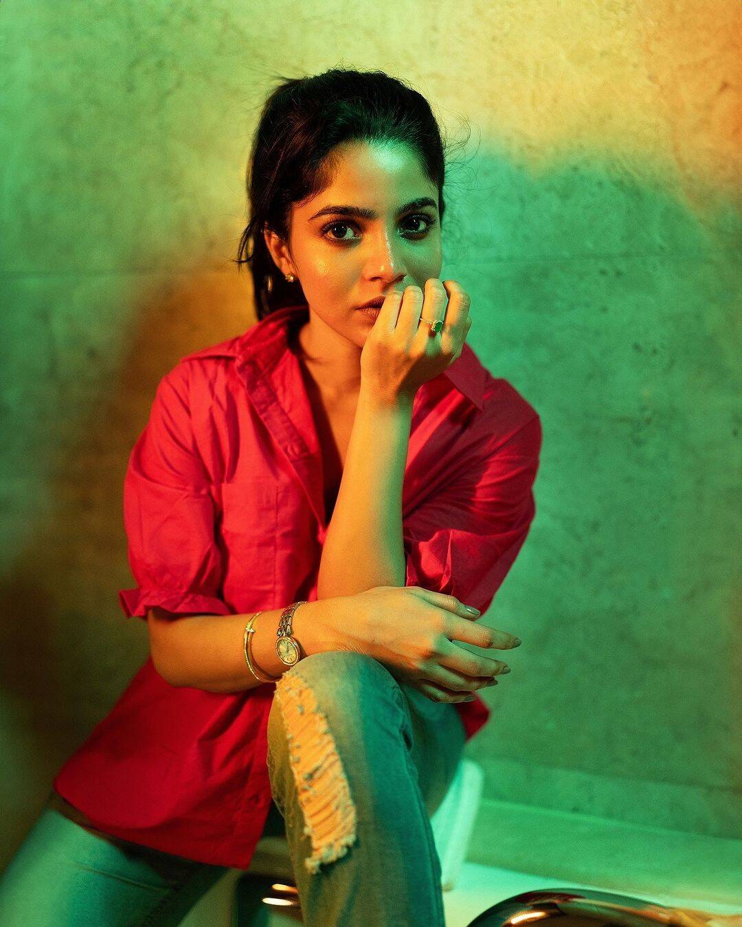 பட்டனை கழட்டிட்டேன்!.. சீக்கிரம் பாரு!.. இளசுகளை ஏங்கவைக்கும் திவ்யா பாரதி!..