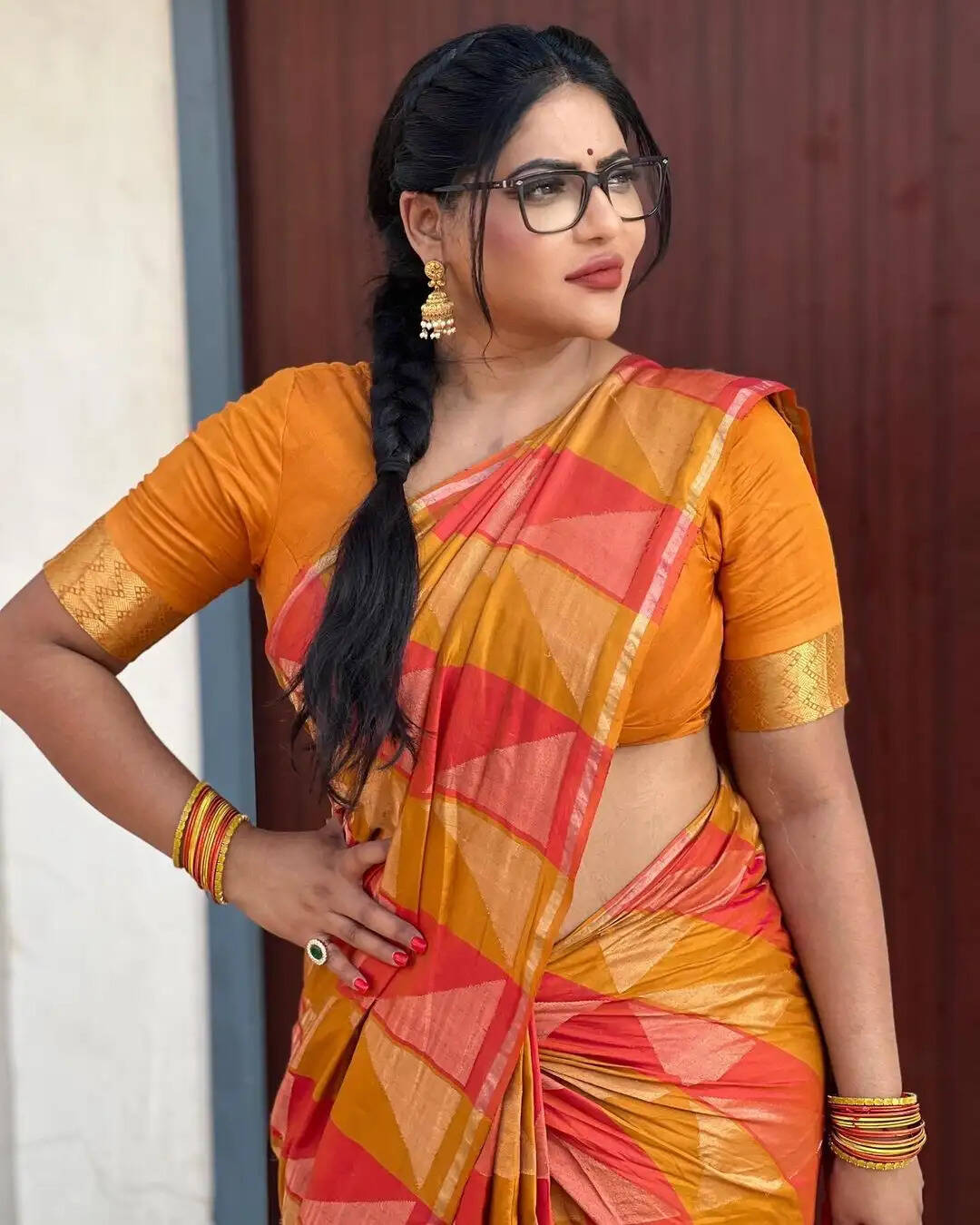 ஆத்தி எல்லாமே குலுங்குதே!.. ஆரஞ்சு புடவையில் அட்டகாசமான ஆட்டம்!.. கிச்சா பொண்டாட்டி செம டான்ஸ்!..