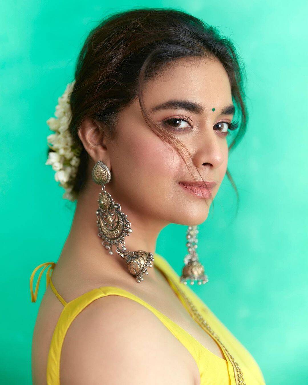 உன் சைனிங் அழகை பார்த்தாலே மஜாதான்!. கை இல்லாத ஜாக்கெட்டில் ஜில்லாக்கும் கீர்த்தி சுரேஷ்...