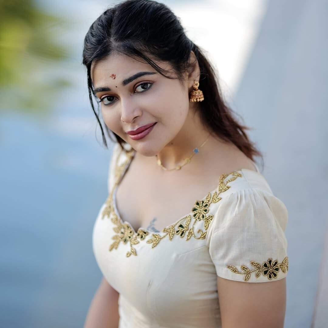 வா செல்லம் உனக்குதான் வெயிட்டிங்!.. கொழுக் மொழுக் அழகை காட்டி இழுக்கும் தர்ஷா குப்தா!..