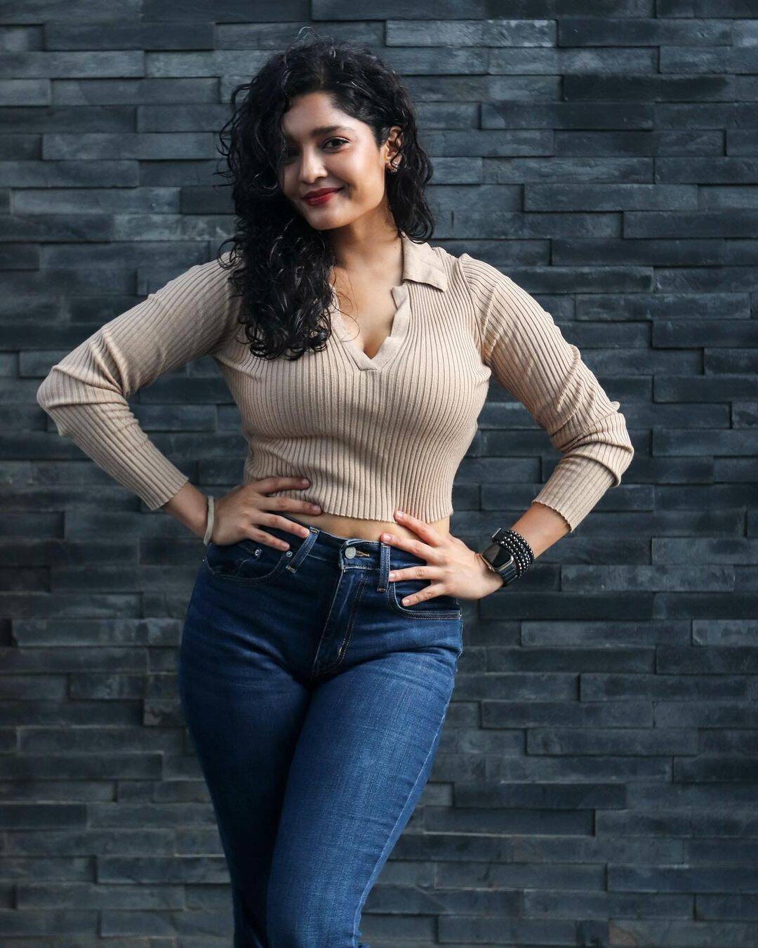 எந்த ஆங்கிள்ள பாத்தாலும் சூடேறுது!.. காஜி ஃபேன்ஸுக்கு ஃபுல் ட்ரீட் வைத்த ரித்திகா சிங்..
