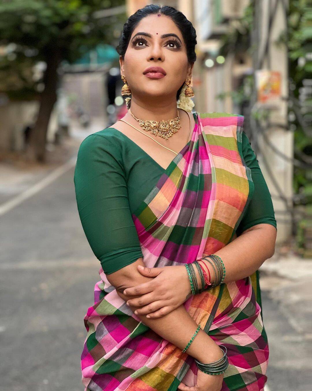 இழுத்து மூடினாலும் எடுப்பா தெரியுது அழகு!.. ரேஷ்மாவை நாட்டுக்கட்ட என வர்ணிக்கும் ரசிகர்கள்!..
