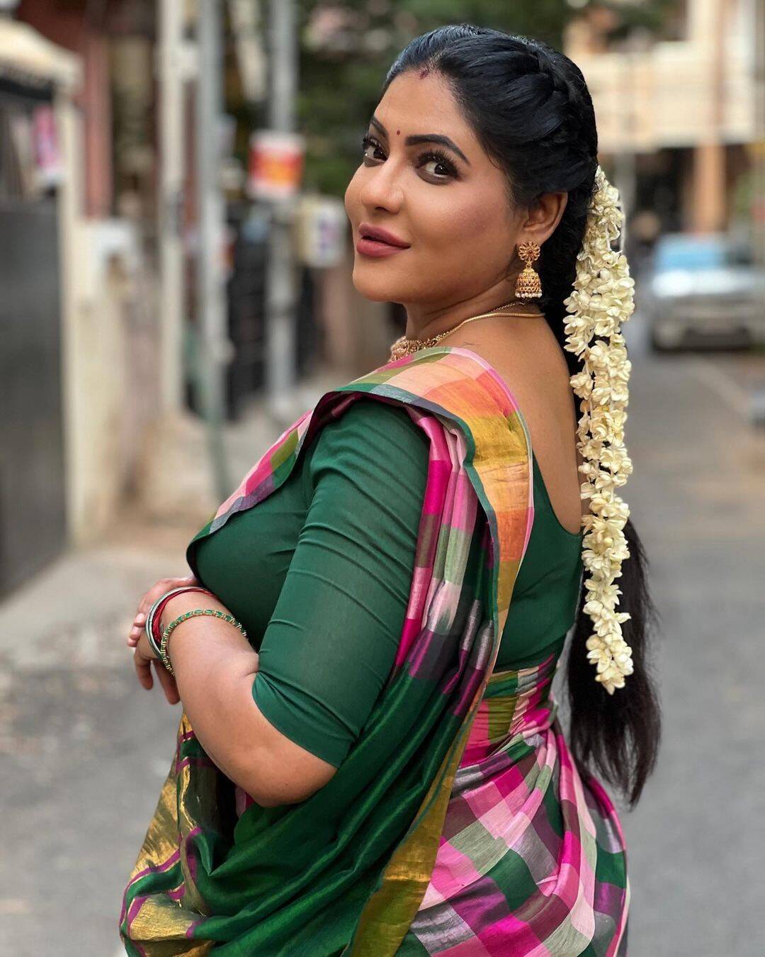 இழுத்து மூடினாலும் எடுப்பா தெரியுது அழகு!.. ரேஷ்மாவை நாட்டுக்கட்ட என வர்ணிக்கும் ரசிகர்கள்!..