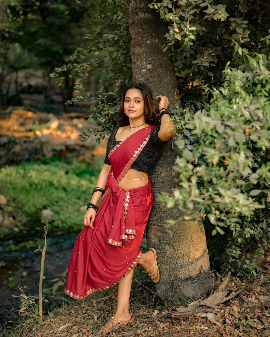 இடுப்புல இருக்க கொலுசுக்கே சொத்த எழுதலாம்!.. வாலிப பசங்களை இம்சை பண்ணும் காவ்யா...