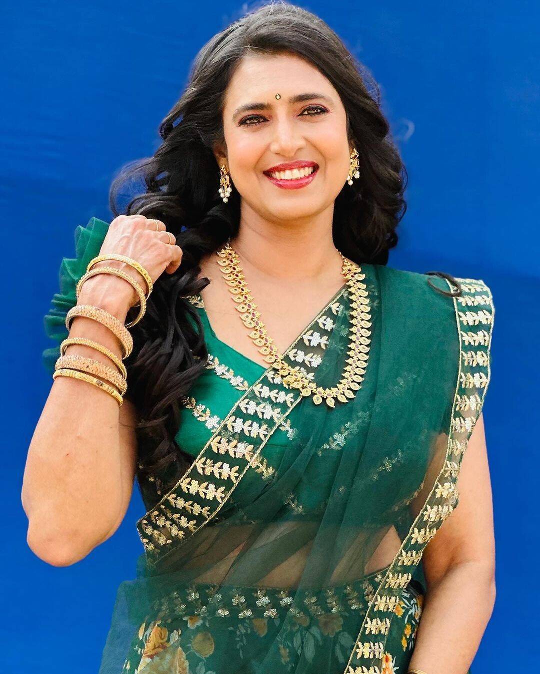 ஆண்ட்டின்னு எவன் சொன்னான்!.. பாவாடை தாவணியில் அழகை தூக்கலா காட்டும் கஸ்தூரி!...