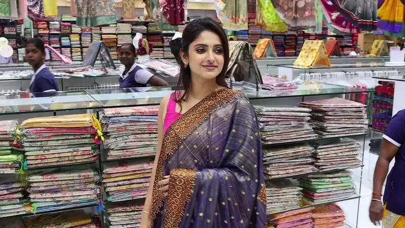 இவ்வளவு தள்ளுபடியா?!.. மொத்தமா அள்ளிக்கிட்டு போயிடலாம்!.. சத்யா ஆயிஷா செய்த ஷாப்பிங் வீடியோ..