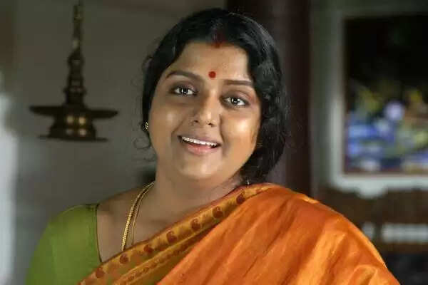 படத்தில் நடிக்கும் போது 8ம் வகுப்பு மாணவி! டீச்சர் கேரக்டரா? யாருப்பா அந்த நடிகை?