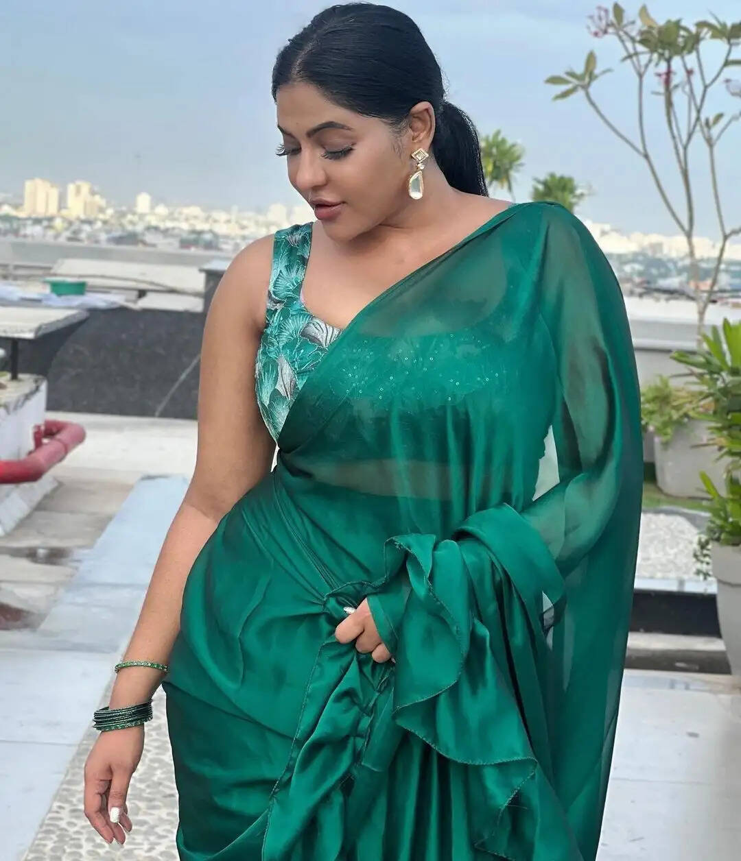 வயசானாலும் சிக்குன்னு இருக்கு உடம்பு!.. ஜூம் பண்ணி ரசிக்க வைக்கும் சீரியல் நடிகை ரேஷ்மா...