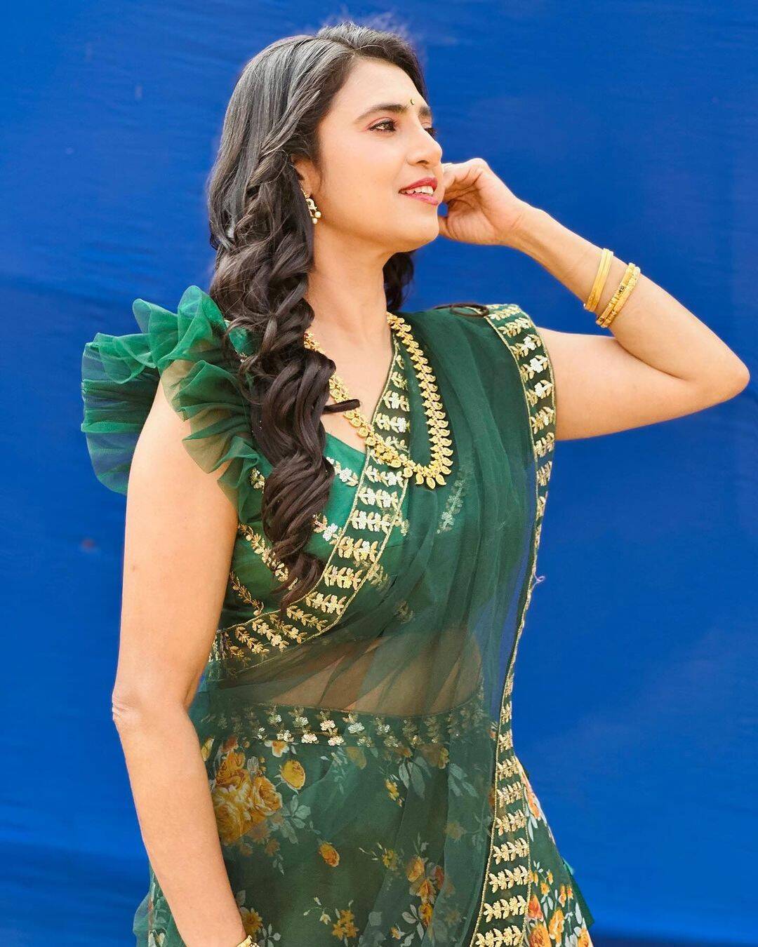 ஆண்ட்டின்னு எவன் சொன்னான்!.. பாவாடை தாவணியில் அழகை தூக்கலா காட்டும் கஸ்தூரி!...