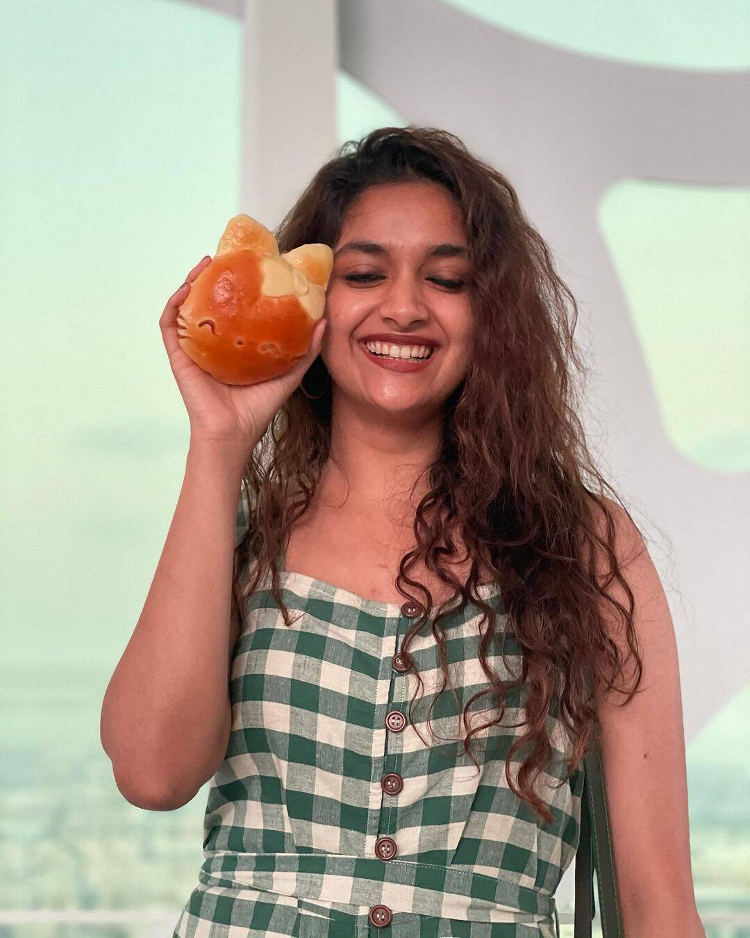 40 நாள் கழிச்சு கீர்த்தி சுரேஷ் பார்த்த அந்த வேலை!.. பெட்ல யாரோட படுத்துருக்காரு பாருங்க!..