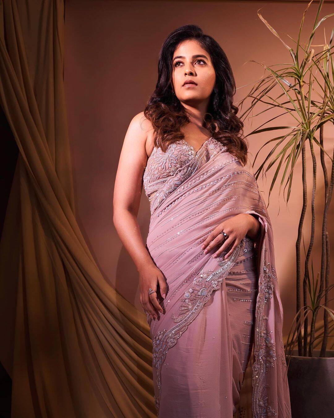 பாலகிருஷ்ணாவை வச்சு பப்ளிசிட்டி பண்ணியும் படம் ஓடலையே!.. மறுபடியும் பழைய தொழிலை கையிலெடுத்த அஞ்சலி!