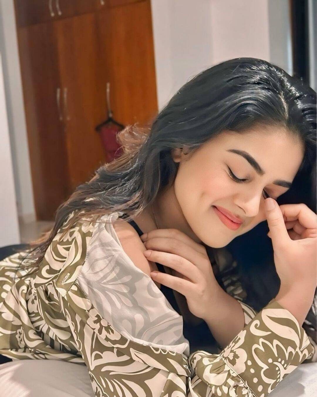பெட்ரூமில் சட்டைய கழட்டி செம போஸ்!. சிம்பு பட நடிகை என்ன பன்றார் பாருங்க!...