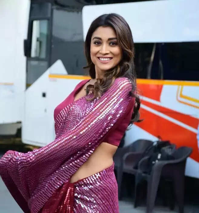 சூர்யா 44 படத்தில் ஒரு பாடலுக்கு நடனமாடும் பிரபல நடிகை! யார் தெரியுமா?